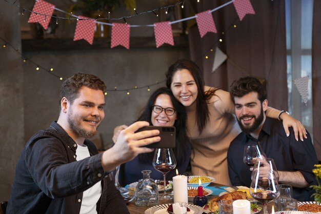 Amigos sonrientes de vista frontal tomando selfie