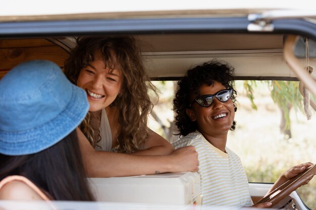 Amigos sonrientes en la vista lateral de la autocaravana