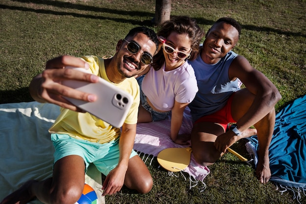 Foto gratuita amigos sonrientes de vista lateral tomando selfie