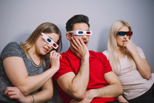 Amigos sorprendidos viendo la película