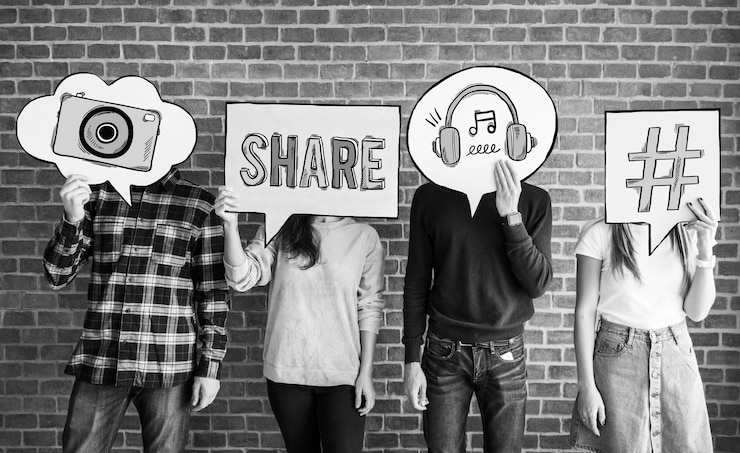 Foto gratuito amigos sosteniendo burbujas de pensamiento con iconos de concepto de redes sociales