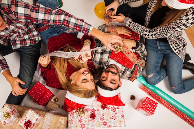 Amigos en el suelo con regalos