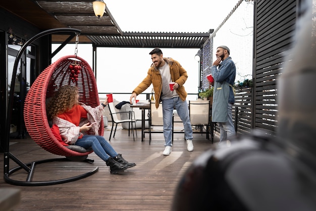 Foto gratuita amigos teniendo una buena barbacoa juntos