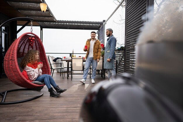 Amigos teniendo una buena barbacoa juntos