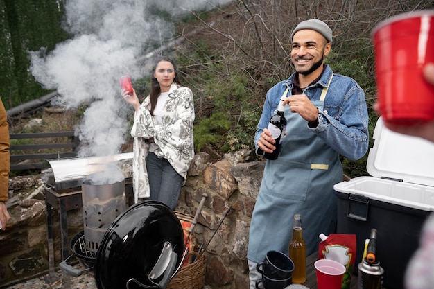 Amigos teniendo una buena barbacoa juntos