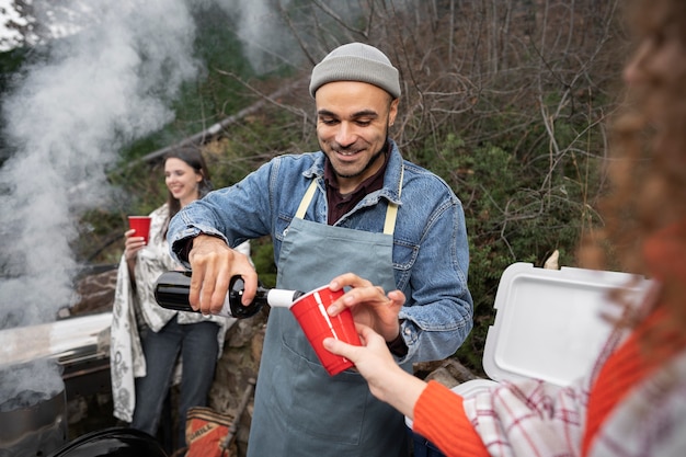 Amigos teniendo una buena barbacoa juntos