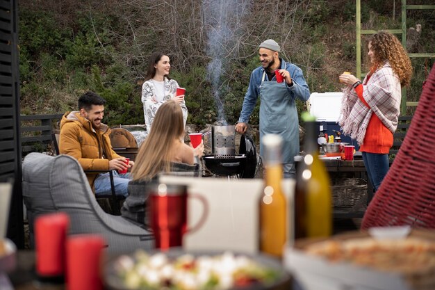 Amigos teniendo una buena barbacoa juntos