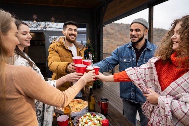 Amigos teniendo una buena barbacoa juntos