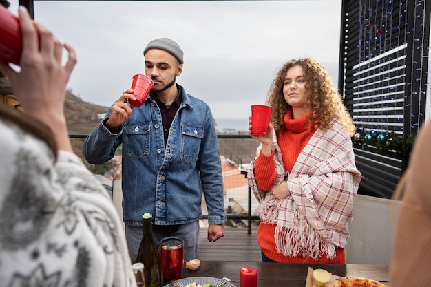 Amigos teniendo una buena barbacoa juntos