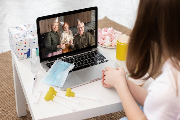 Amigos teniendo una fiesta covid usando tecnología