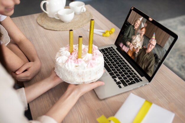 Amigos teniendo una fiesta covid usando tecnología