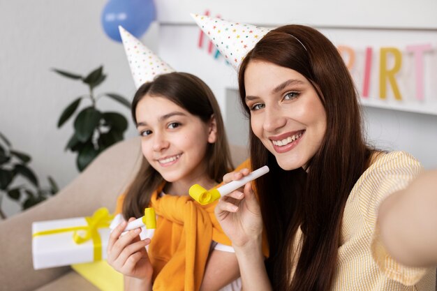 Amigos teniendo una fiesta covid