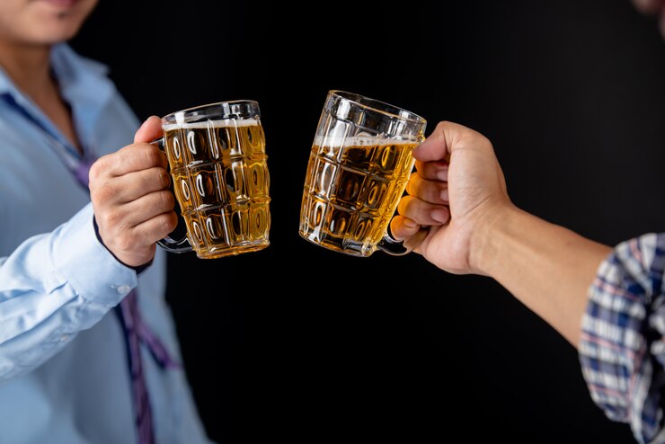Foto gratuito amigos tintineando jarras de cerveza