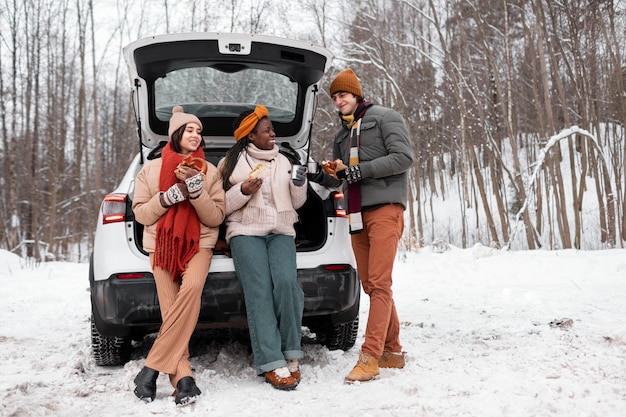 Amigos de tiro completo al aire libre tiempo de temporada de invierno