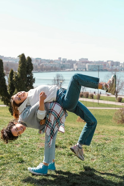 Foto gratuita amigos de tiro completo al aire libre