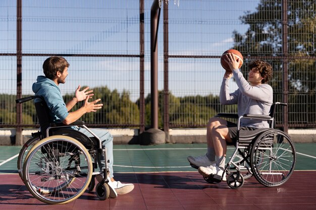 Amigos de tiro completo con baloncesto