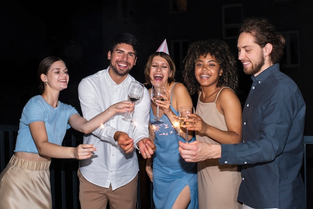 Amigos de tiro completo celebrando juntos