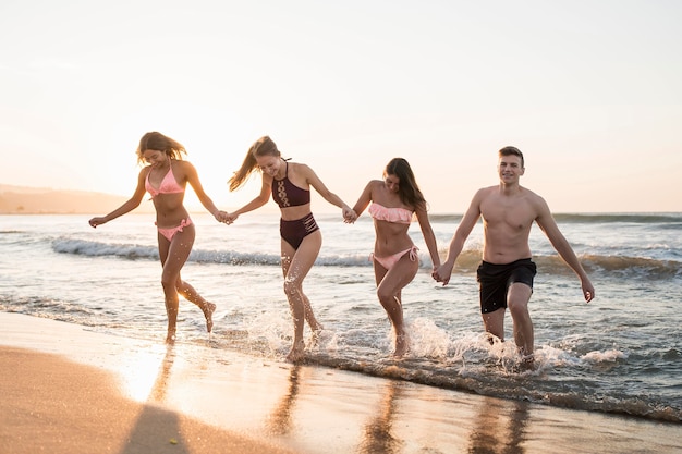 Foto gratuita amigos de tiro completo corriendo juntos