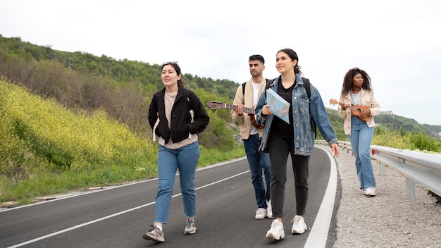 Amigos de tiro completo con guitarra y mapa