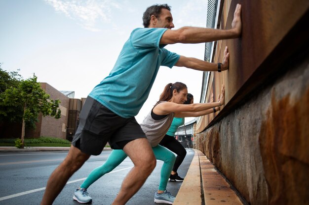 Amigos de tiro completo haciendo deporte juntos al aire libre