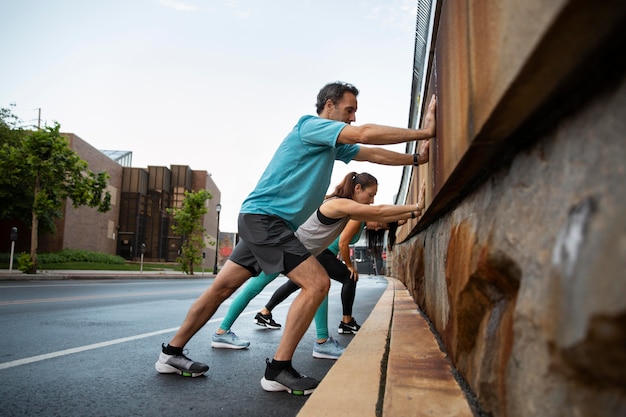 Amigos de tiro completo haciendo deporte juntos