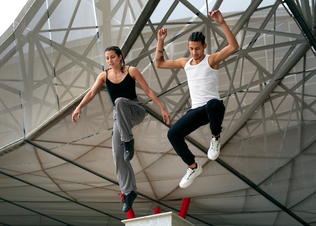 Amigos de tiro completo haciendo parkour