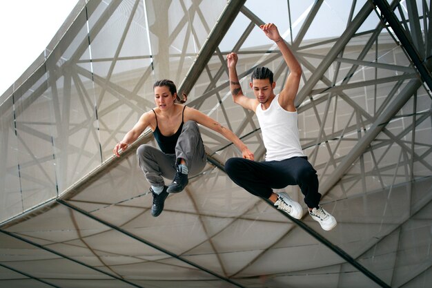 Amigos de tiro completo haciendo parkour