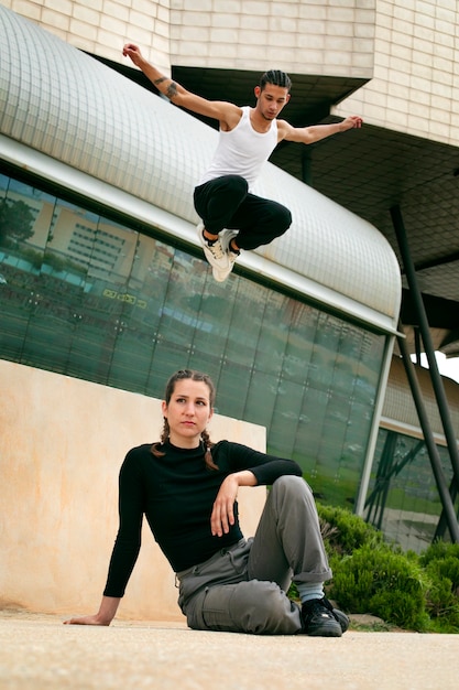 Amigos de tiro completo haciendo parkour