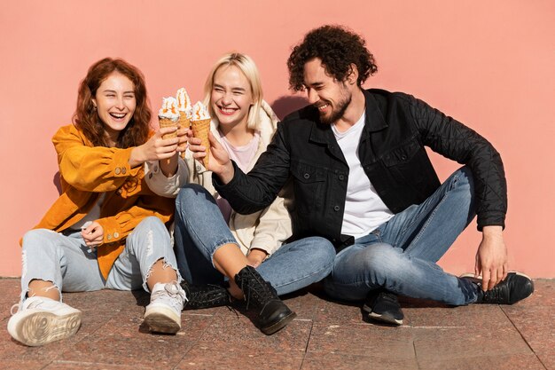 Amigos de tiro completo con helado