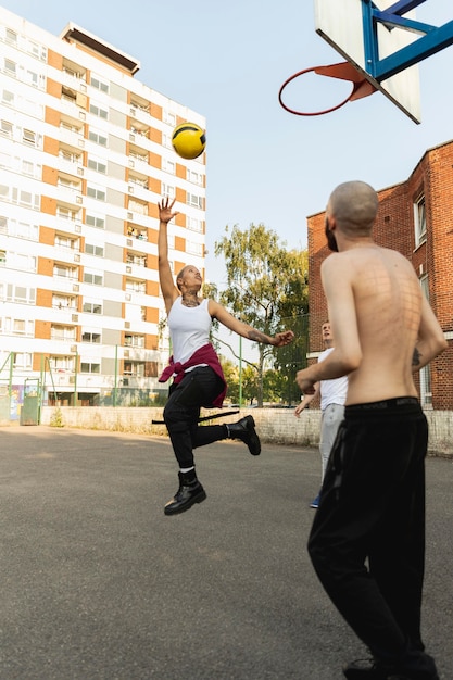 Amigos de tiro completo jugando baloncesto