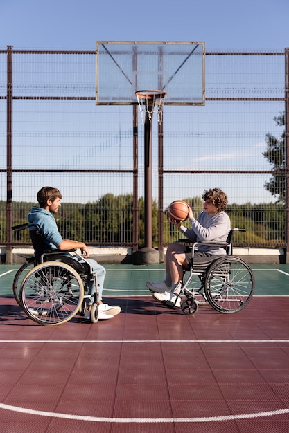 Amigos de tiro completo jugando baloncesto