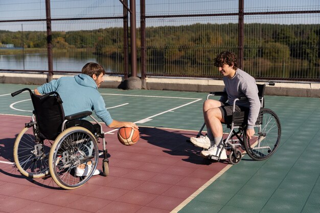 Amigos de tiro completo jugando baloncesto