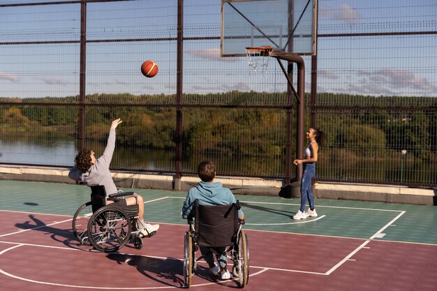 Amigos de tiro completo jugando baloncesto