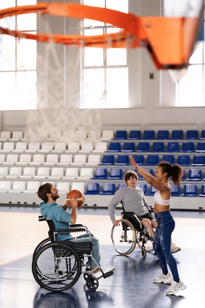 Amigos de tiro completo jugando baloncesto