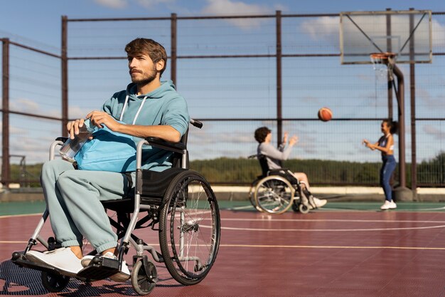 Amigos de tiro completo jugando baloncesto