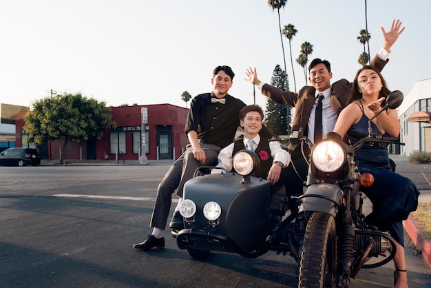 Amigos de tiro completo con motocicleta