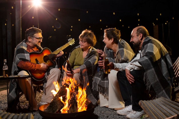 Amigos de tiro completo pasando el rato con música