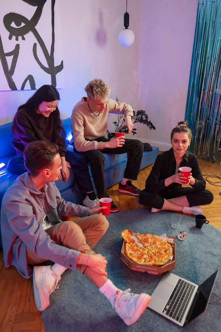 Foto gratuito amigos de tiro completo pasando el rato con pizza