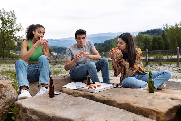 Amigos de tiro completo pasar tiempo al aire libre