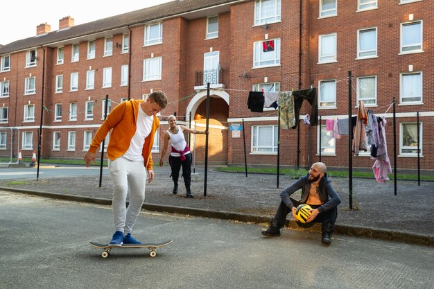 Amigos de tiro completo con patineta y pelota