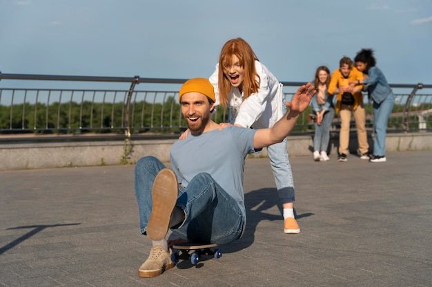 Amigos de tiro completo con patineta