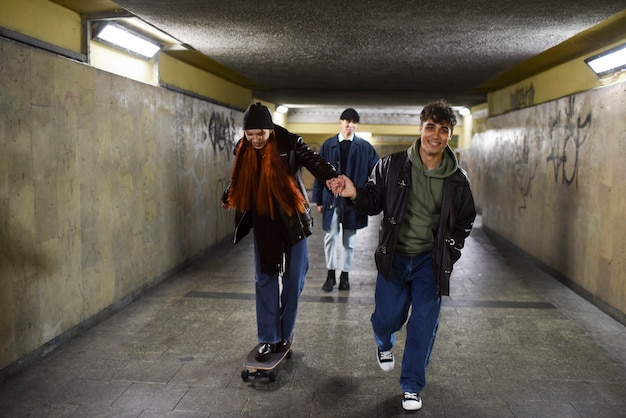 Amigos de tiro completo con patineta