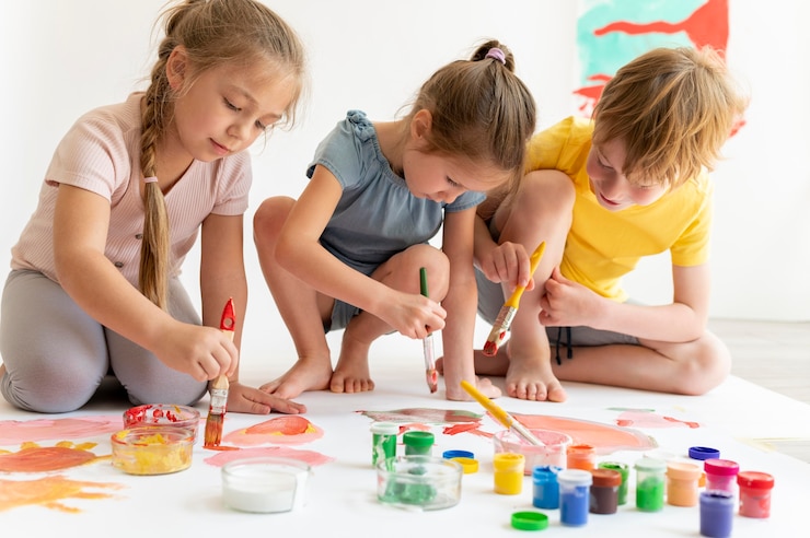 Foto gratuito amigos de tiro completo pintando juntos
