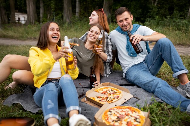 Amigos de tiro completo con pizza