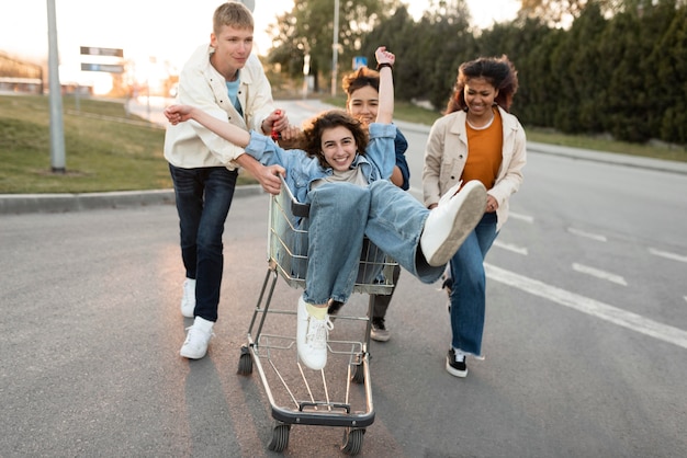 Amigos de tiro completo que se divierten con el carro