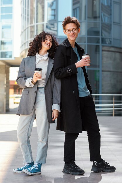 Amigos de tiro completo con tazas de café