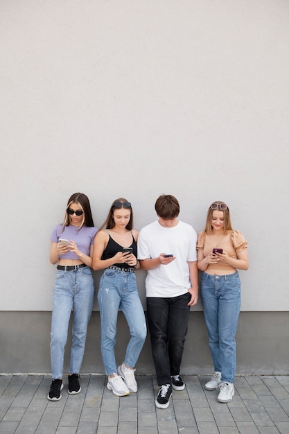 Amigos de tiro completo con teléfonos inteligentes