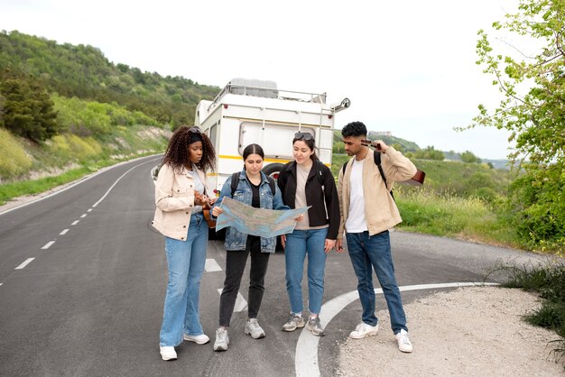 Amigos de tiro completo viajando con mapa