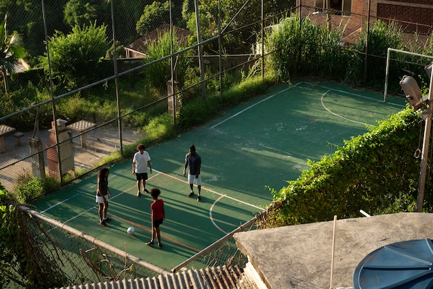 Amigos de tiro largo jugando al fútbol