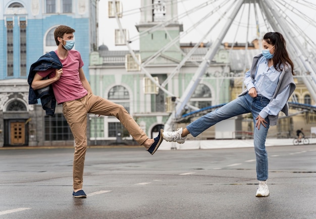 Amigos de tiro largo saludando en la nueva normalidad